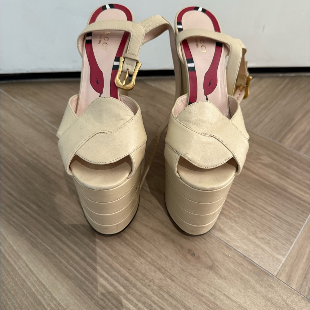 Elegant kingsnake Gucci Cream Platform Sandals